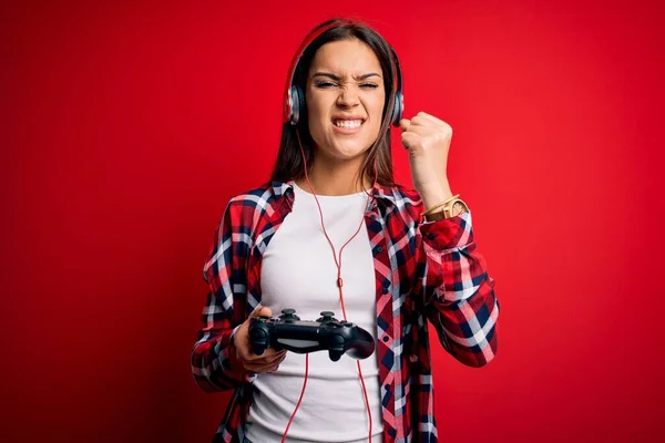 Jovem Bela Morena Gamer Mulher Jogando Videogame Usando Joystick Fones — Fotografia de Stock