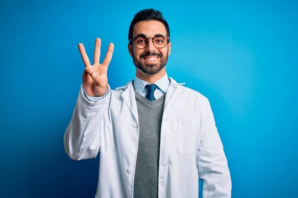 Joven Doctor Guapo Con Barba Usando Abrigo Gafas Sobre Fondo — Foto de Stock