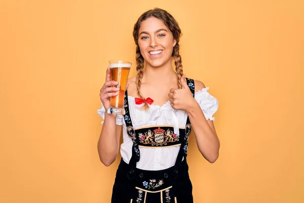 Gyönyörű Szőke Német Kék Szemekkel Visel Oktoberfest Ruha Ivás Pohár — Stock Fotó