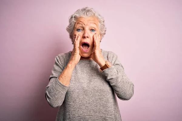 Senior Mooie Vrouw Dragen Casual Shirt Staan Geïsoleerde Roze Achtergrond — Stockfoto