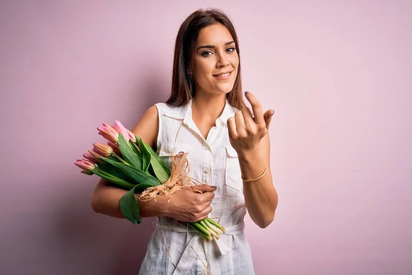 Jonge Mooie Brunette Vrouw Met Boeket Van Tulpen Bloemen Roze — Stockfoto