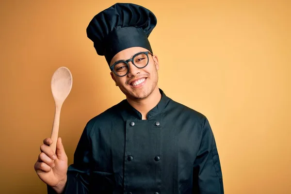 요리사 복장을 모자를 브라질인 요리사는 얼굴로 확신에 미소를 지으면서 미소를 — 스톡 사진