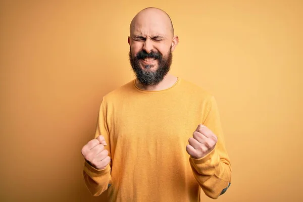 Knappe Kale Man Met Baard Die Een Casual Trui Draagt — Stockfoto