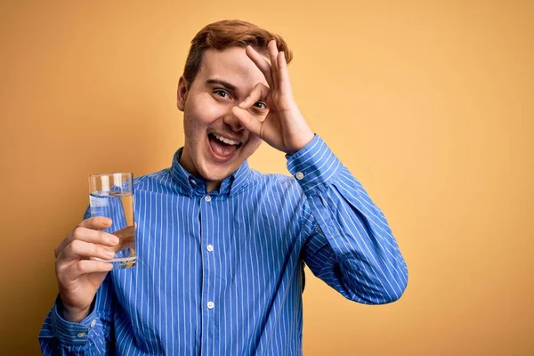 Jonge Knappe Roodharige Man Drinken Glas Water Geïsoleerde Gele Achtergrond — Stockfoto