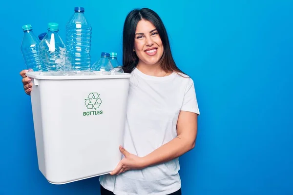 Młoda Piękna Kobieta Recyklingu Plastikowych Butelek Śmietniku Opieki Środowiska Patrząc — Zdjęcie stockowe