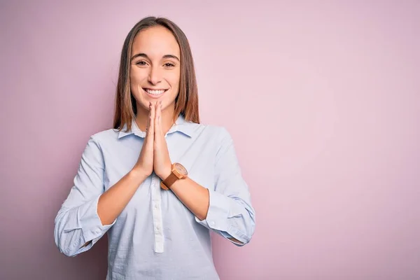 Joven Mujer Negocios Hermosa Usando Camisa Elegante Pie Sobre Fondo —  Fotos de Stock