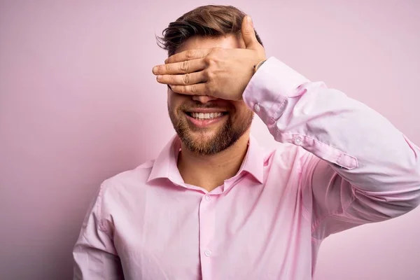 Joven Hombre Rubio Guapo Con Barba Ojos Azules Con Camisa —  Fotos de Stock