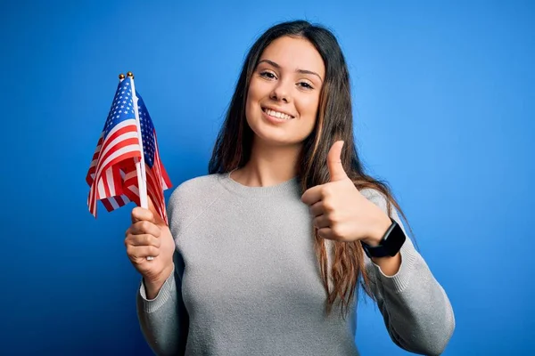 Молода Красива Брюнетка Патріотична Жінка Тримає Американський Прапор Святкуючи Липня — стокове фото