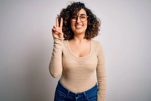 Genç Kıvırcık Arap Kadın Beyaz Arka Planda Günlük Tişört Gözlük — Stok fotoğraf