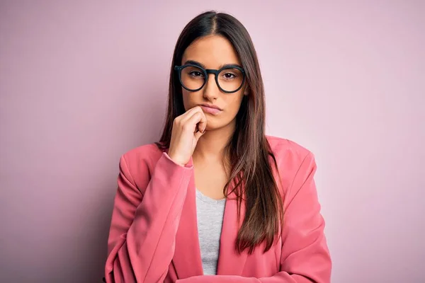 Młoda Piękna Brunetka Bizneswoman Kurtce Okularach Różowym Tle Myśląc Patrząc — Zdjęcie stockowe