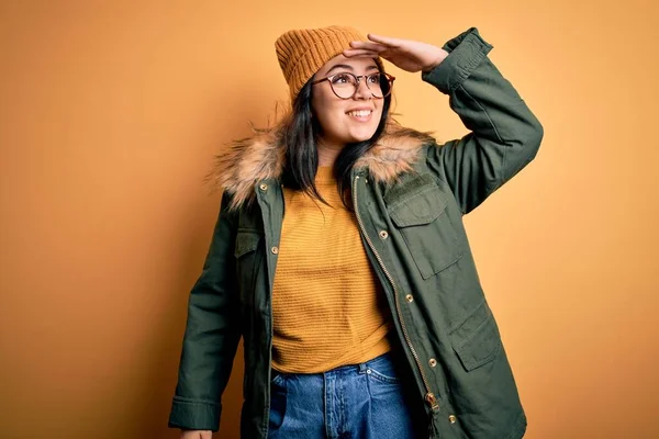 Jeune Femme Brune Portant Des Lunettes Manteau Hiver Avec Chapeau — Photo