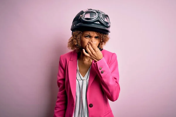 Donna Motociclista Afroamericana Con Capelli Ricci Che Indossa Casco Moto — Foto Stock