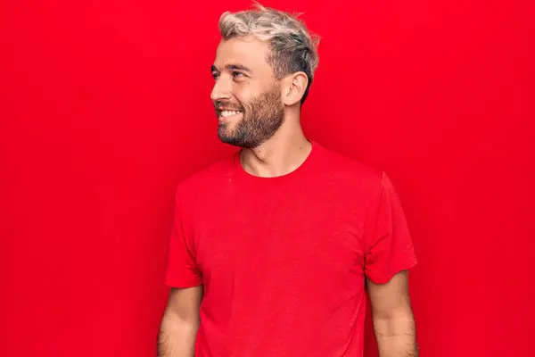 Jovem Bonito Loiro Homem Vestindo Casual Vermelho Shirt Sobre Isolado — Fotografia de Stock