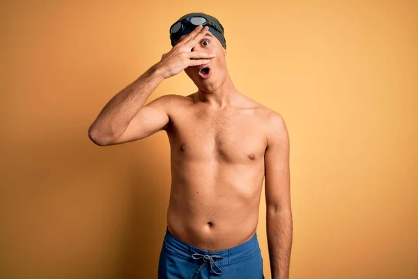 Joven Hombre Guapo Sin Camisa Con Traje Baño Gorra Baño — Foto de Stock