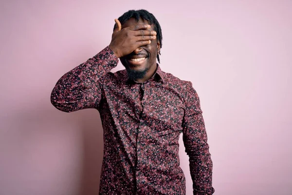 Joven Hombre Afroamericano Guapo Con Camisa Casual Pie Sobre Fondo — Foto de Stock