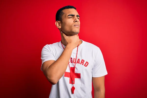 Νεαρός Όμορφος Αφροαμερικάνος Ναυαγοσώστης Φοράει Shirt Κόκκινο Σταυρό Και Σφυρίχτρα — Φωτογραφία Αρχείου