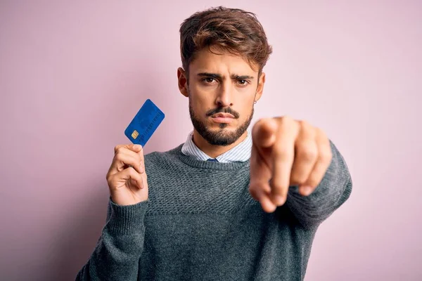 Joven Cliente Con Barba Sosteniendo Tarjeta Crédito Para Pago Sobre —  Fotos de Stock