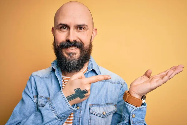 Bonito Homem Careca Com Barba Vestindo Jaqueta Ganga Casual Camiseta — Fotografia de Stock