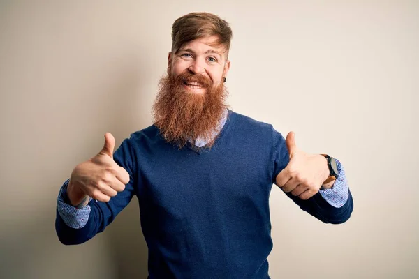 Bello Irlandese Rossa Uomo Affari Con Barba Piedi Sfondo Isolato — Foto Stock