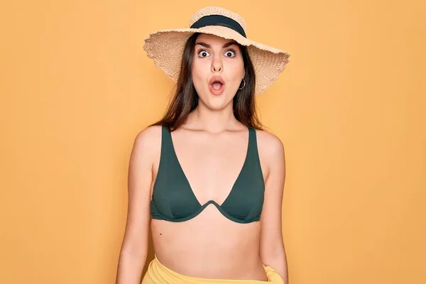 Menina Bonita Nova Usando Biquíni Swimwear Chapéu Sol Verão Sobre — Fotografia de Stock