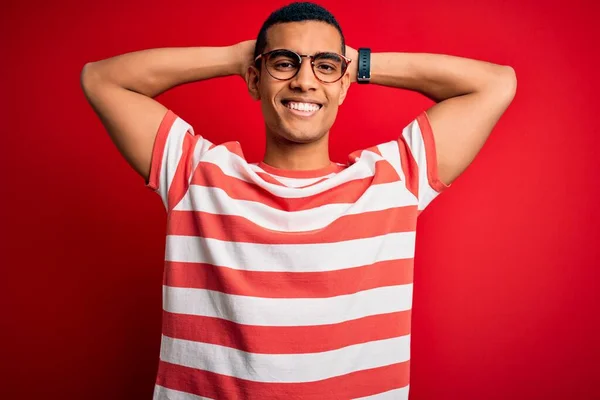 Joven Hombre Afroamericano Guapo Usando Casual Rayas Camiseta Gafas Relajante — Foto de Stock