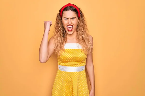 Bella Bionda Pin Donna Con Gli Occhi Azzurri Che Indossa — Foto Stock