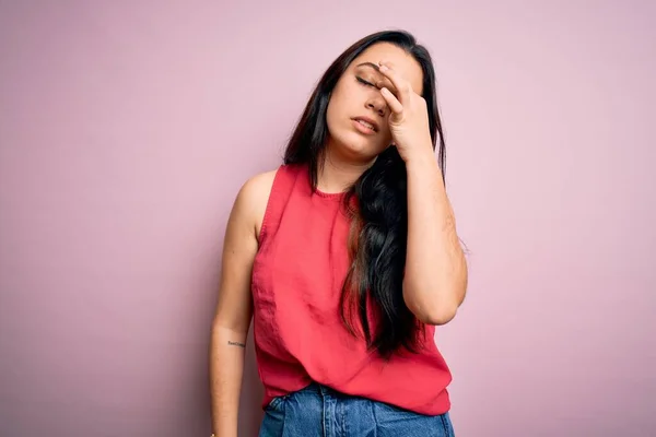 Jonge Brunette Vrouw Draagt Casual Zomer Shirt Roze Geïsoleerde Achtergrond — Stockfoto