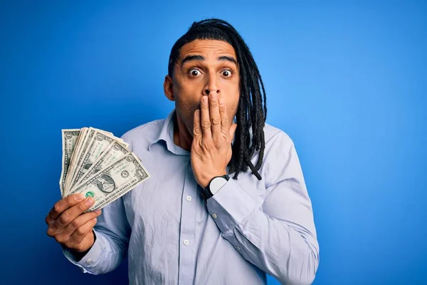 아프리카 미국인아 남자파란 달러를 들고하 드레드 충격을 두려움의 속에서 두려움의 — 스톡 사진