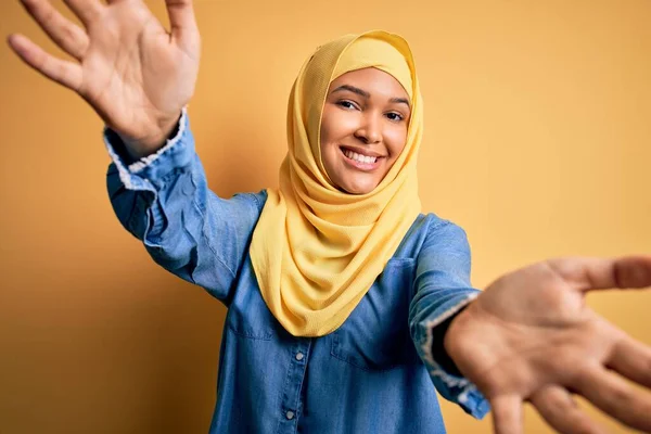 Jonge Mooie Vrouw Met Krullend Haar Dragen Arabisch Traditionele Hijab — Stockfoto