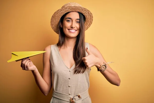 Joven Hermosa Morena Con Sombrero Sosteniendo Avión Papel Sobre Fondo —  Fotos de Stock