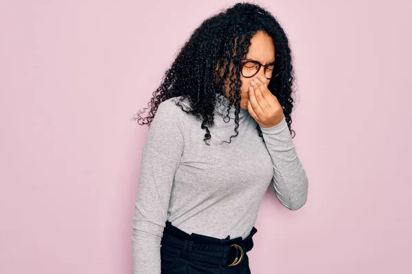 Mujer Afroamericana Joven Con Suéter Cuello Alto Gafas Sobre Fondo —  Fotos de Stock