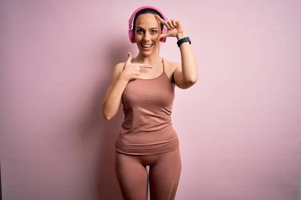 Mladá Fitness Žena Sobě Sportovní Cvičení Oblečení Sluchátka Poslech Hudby — Stock fotografie