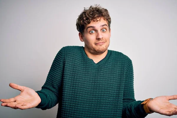 Joven Hombre Guapo Rubio Con Pelo Rizado Usando Suéter Verde —  Fotos de Stock