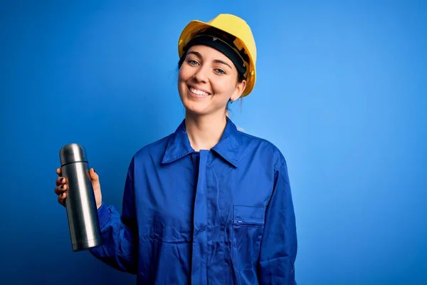 Junge Schöne Brünette Arbeiterin Mit Schutzhelm Hält Thermo Mit Wasser — Stockfoto