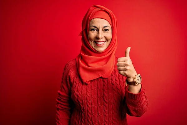 Frau Mittleren Alters Traditionellem Muslimischen Hidschab Die Vor Isoliertem Roten — Stockfoto