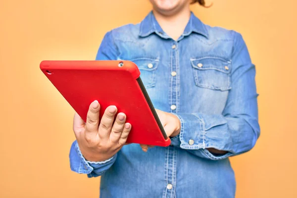 Mulher Branca Jovem Trabalhando Usando Tablet Sobre Fundo Amarelo Isolado — Fotografia de Stock