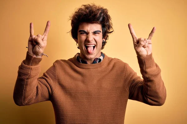 Homem Bonito Novo Vestindo Camisa Casual Camisola Sobre Fundo Amarelo — Fotografia de Stock