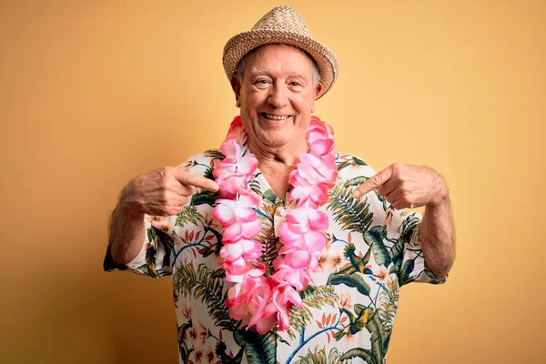 Ősz Hajú Idős Férfi Visel Nyári Kalap Hawaii Lei Sárga — Stock Fotó
