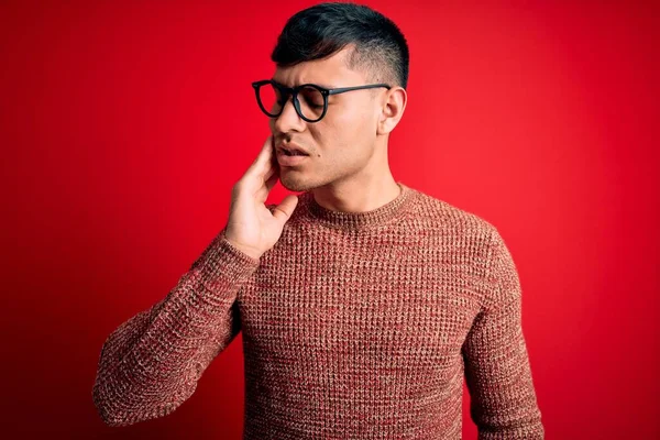 Homem Hispânico Bonito Jovem Usando Óculos Nerd Sobre Fundo Vermelho — Fotografia de Stock