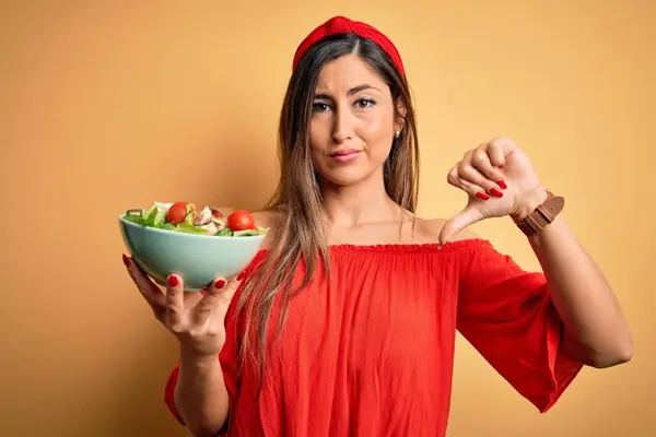 Jovem Bela Mulher Morena Comendo Salada Saudável Sobre Fundo Amarelo — Fotografia de Stock