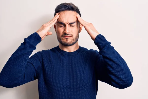 Ung Stilig Man Med Skägg Bär Casual Tröja Står Över — Stockfoto