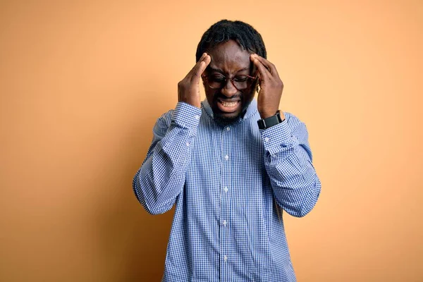 Ung Vacker Afrikansk Amerikansk Man Bär Skjorta Och Glasögon Över — Stockfoto