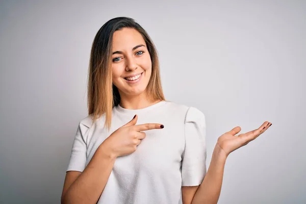 Młoda Piękna Blondynka Niebieskimi Oczami Ubrana Luźny Shirt Białym Tle — Zdjęcie stockowe