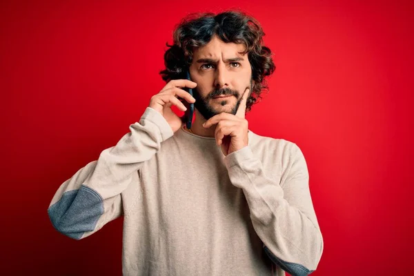 Hombre Guapo Con Barba Teniendo Conversación Hablando Teléfono Inteligente Sobre — Foto de Stock