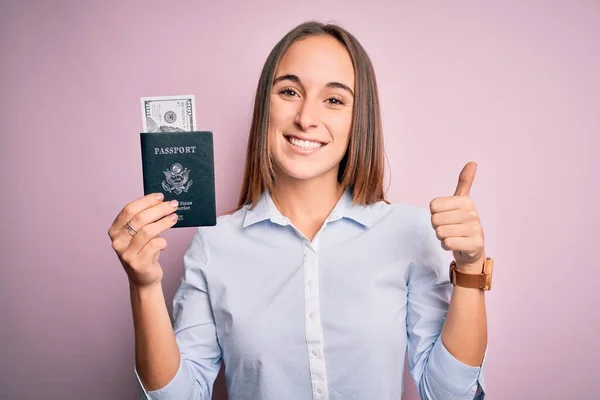 带着美圆钞票度假的女游客带着美圆的护照 带着大大的笑容旅行 高兴地做了个好手势 竖起大拇指 做了个好手势 — 图库照片