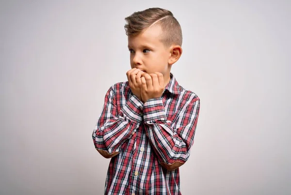 Ein Kleines Kaukasisches Kind Mit Blauen Augen Und Elegantem Hemd — Stockfoto