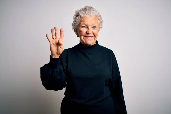 Пожилая Красивая Женщина Случайном Черном Свитере Стоящая Изолированном Белом Фоне — стоковое фото