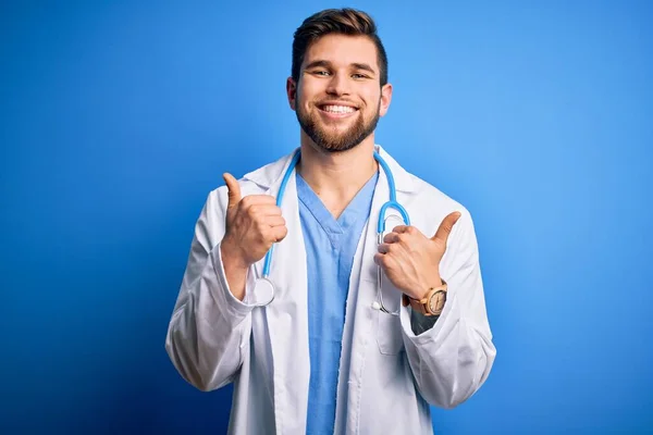 Joven Médico Rubio Con Barba Ojos Azules Que Lleva Abrigo — Foto de Stock