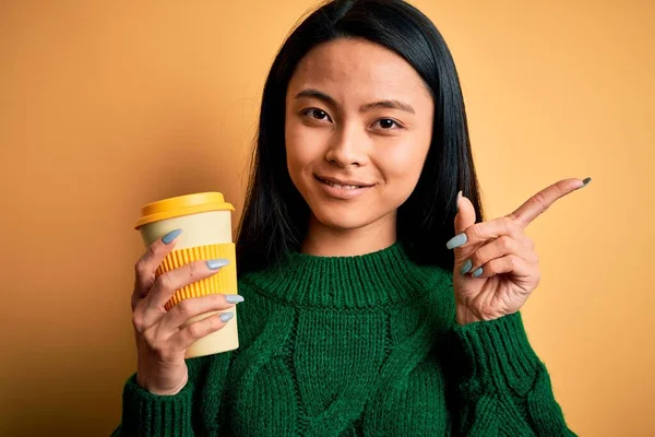 Jeune Chinoise Train Boire Une Tasse Café Sur Fond Jaune — Photo