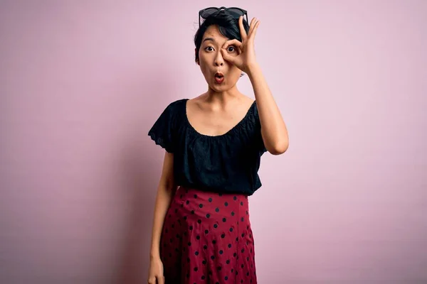 Mladá Krásná Asijská Dívka Sobě Ležérní Šaty Stojící Nad Izolovaným — Stock fotografie